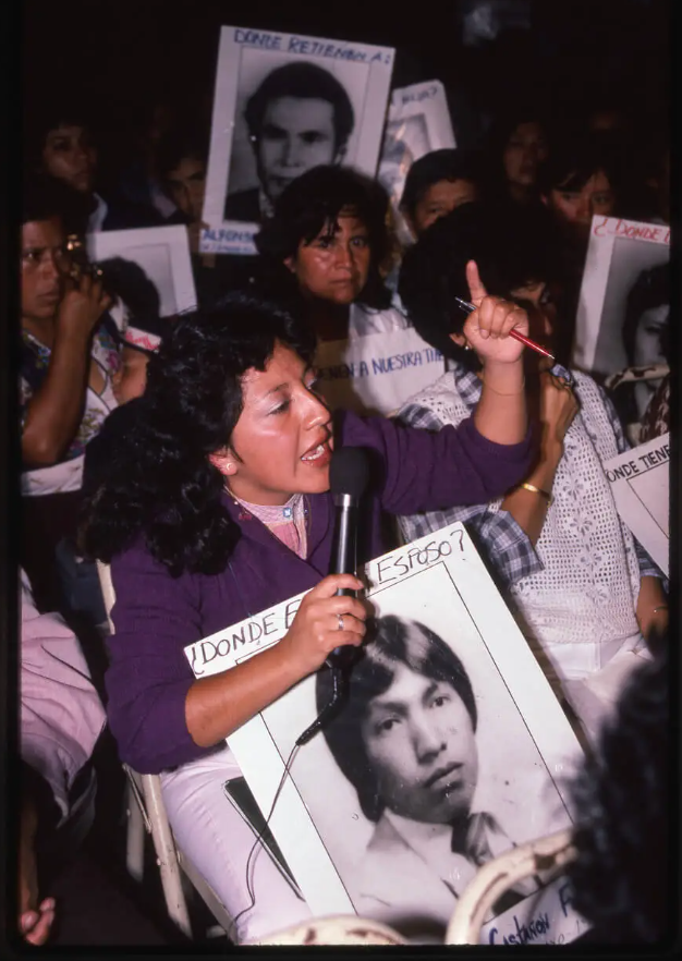  Isabel Choxóm, integrante del GAM, se dirige al expresidente Vinicio Cerezo para exigir la búsqueda de las personas desaparecidas. Foto: Patricia Goudvis. 
